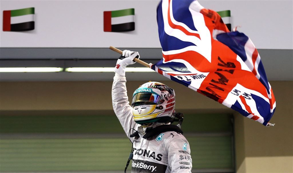Hamilton wint kille teamstrijd van Rosberg