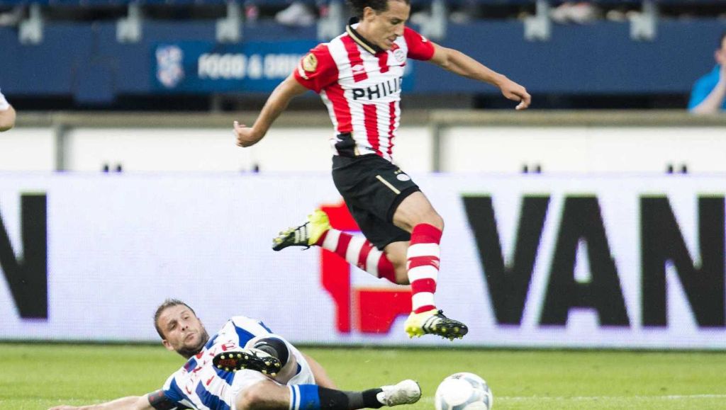 PSV met speciaal tenue Europa in