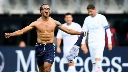 Afgetrainde Edgar Davids scoort twee prachtdoelpunten (video)