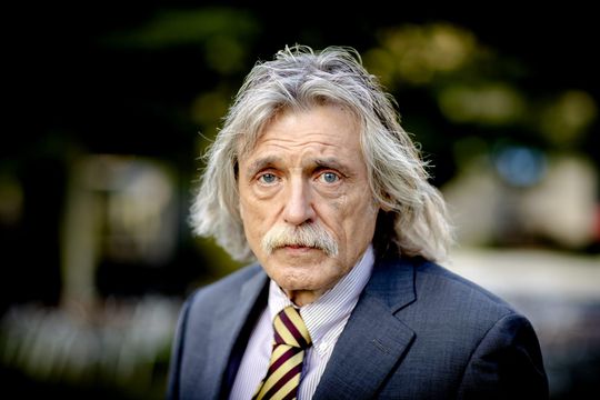 Het lange haar én de snor van Johan Derksen gaan er na 40 jaar af: 'Ik ben zo ontzettend herkenbaar'