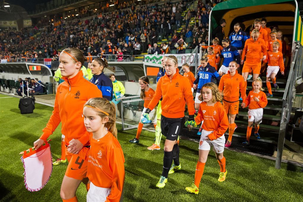 Voetbalsters zonder Hoogendijk naar Italië