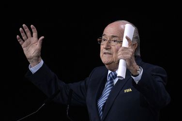 Blatter blijft ondanks schandalen FIFA-baas