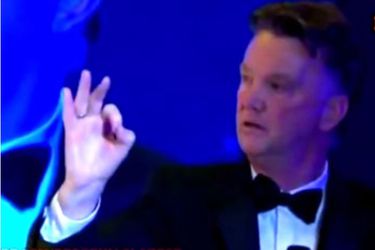 Louis van Gaal laat zich helemaal gaan op eindejaarsgala