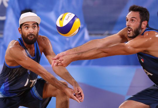 🎥 | Haha! Italiaanse beachvolleyballer loopt onder net door om ziekenhuisbal te redden