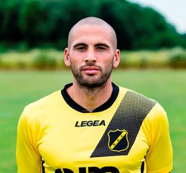 Joey Suk weer als rechtsback NAC tegen Dordrecht