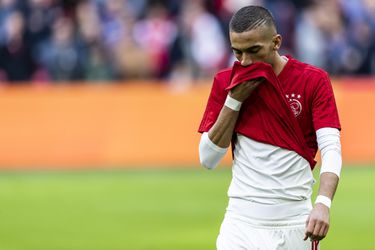 Schrik bij Ajax-feestje tegen AZ: Ziyech grijpt naar zijn hamstring