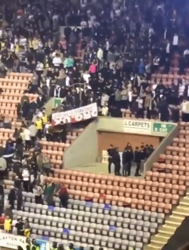 🎥 | Bolton-fan krijgt reclamebord tegen z'n kneiter aan geslingerd door medesupporters