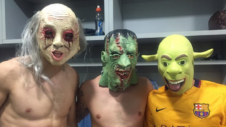 Suárez en Neymar vieren Halloween in de kleedkamer