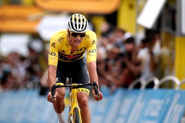 Mathieu van der Poel behoudt gele trui na monsterlijke 7e etappe, Mohoric pakt zege en Roglic grote verliezer