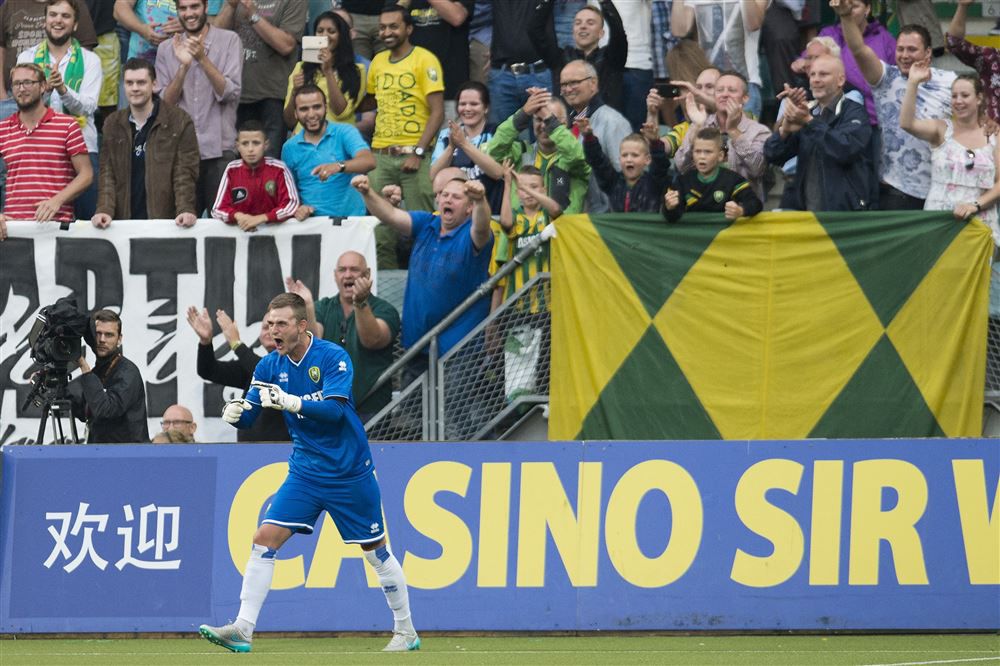 Radioverslaggevers Omroep West worden gek bij wondergoal ADO-keeper Hansen