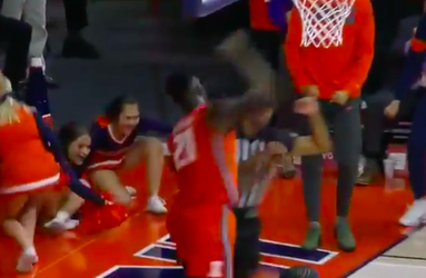 🎥 | NCAA-basketballer scoort maar slaat per ongeluk scheids bijna KO