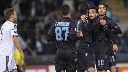 Lazio doet met tien man goede zaken
