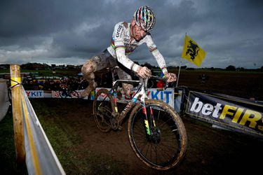 📸 | Mathieu van der Poel bestolen tijdens training in bos: 'Bedankt eikel'