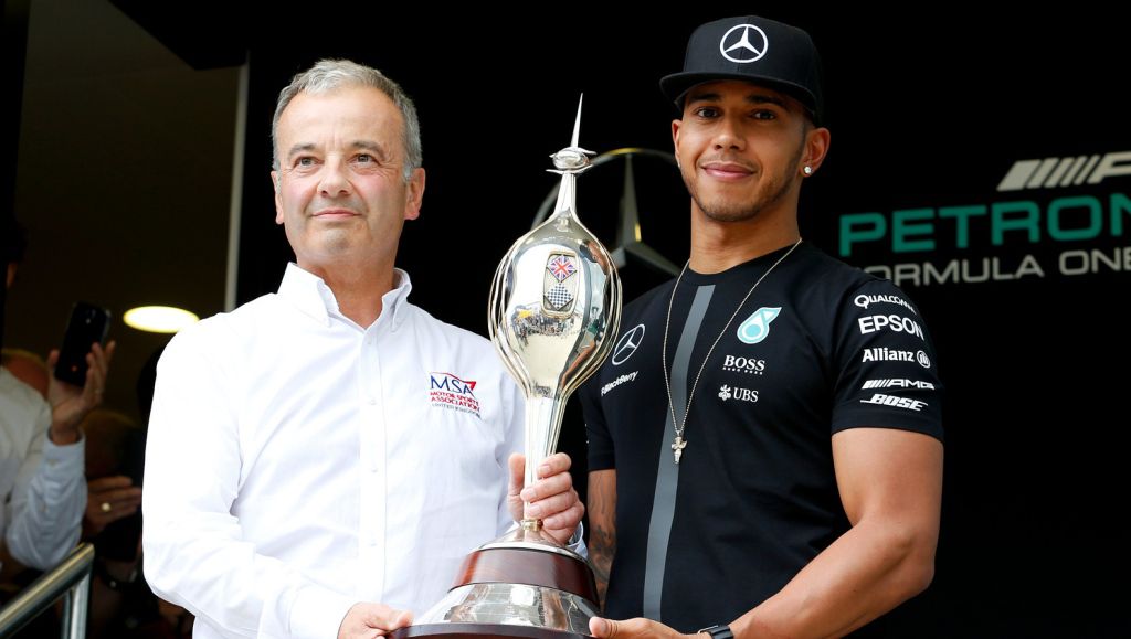 Hamilton wint eindelijk echte trofee