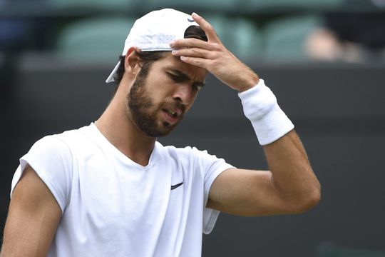 📸 | Wimbledon-code: Karen Khachanov moet witte pet met zwarte binnenkant verwisselen