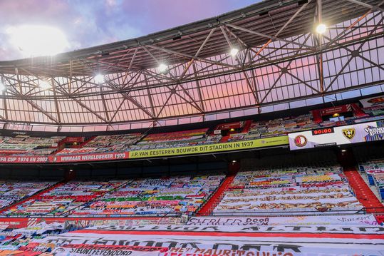 📸 | Feyenoord-selectie ontwerpt megagroot spandoek met boodschap voor Legioen