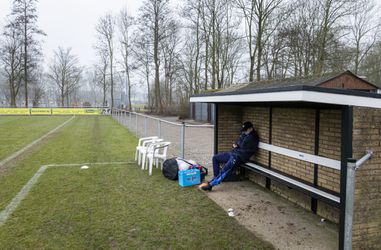 LOL! Amateurscheids staakt wedstrijd nadat reservespeler 06-nummer aan hem geeft