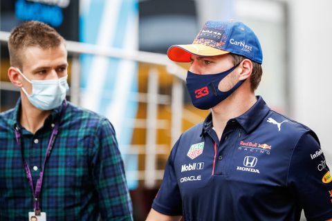 Max Verstappen vindt trofee bij GP Zandvoort niks: 'Kom niet voor een lelijk ding'