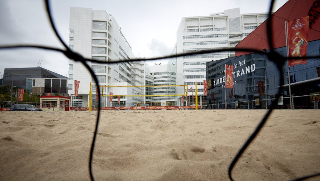 Spandoeken naast station voor WK beachvolleybal