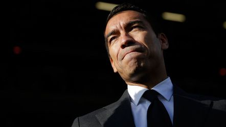 Van Bronckhorst maakt spelers af na verlies