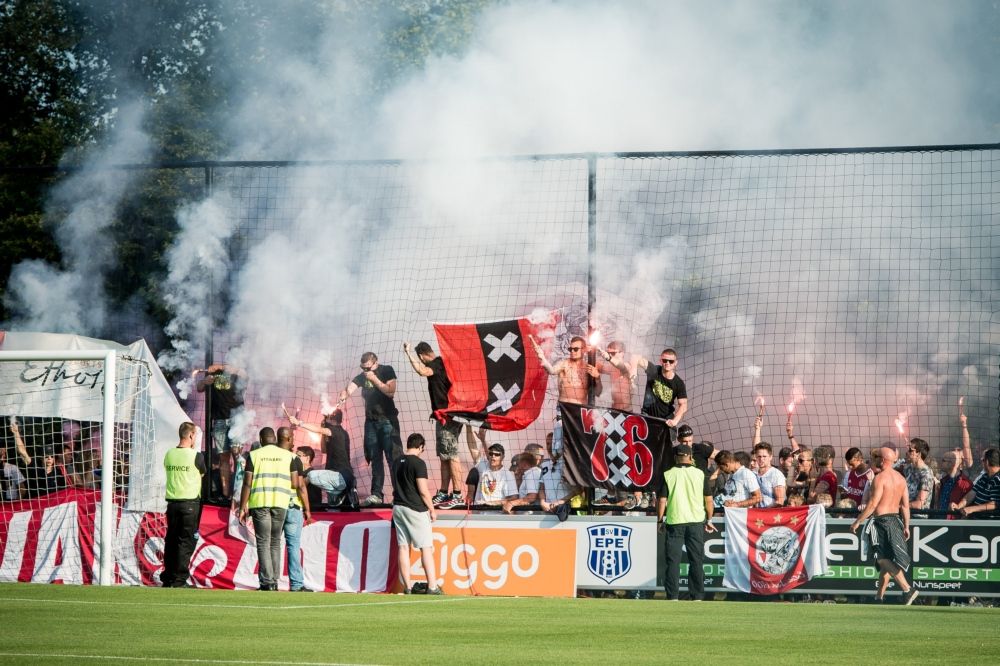 Twente verbiedt Ajacieden om te eten in stadion