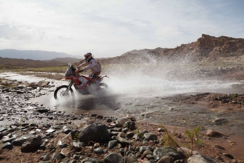 Dakar Rally raast door na weer een dode