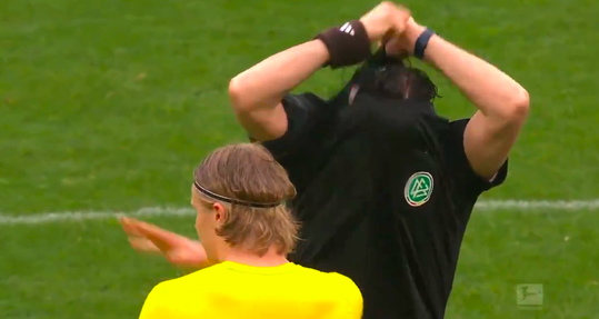 🎥 | MOOI! Erling Haaland ruilt shirtje met afscheidnemende scheids Manuel Gräfe