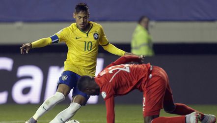 Neymar zet tegenstander voor schut