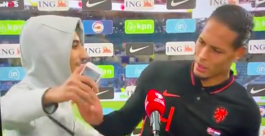 🎥 | Virgil van Dijk sodemietert irritante fan het beeld uit bij interview