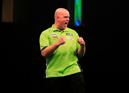 Michael van Gerwen slaat aanval Dave Chisnall af