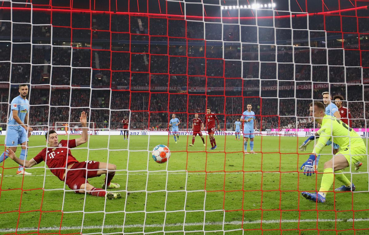 Mark Flekken blinkt uit in topper, maar verliest wel met Freiburg van Bayern München