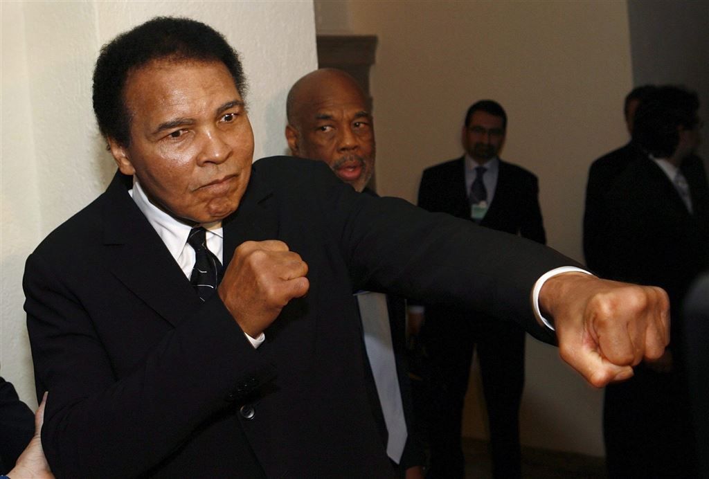 Muhammed Ali met longontsteking in ziekenhuis