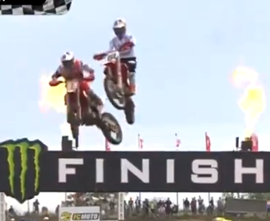 🎥 AU! Jeffrey Herlings botst in de lucht van finishbult met grote concurrent