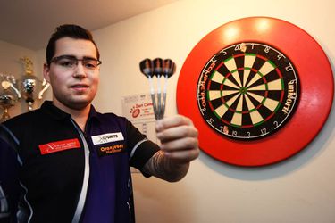 Benito van de Pas door bij WK darts na knappe comeback (video)