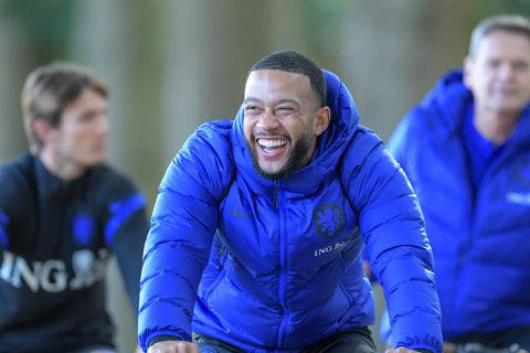 Memphis Depay doet niet mee aan 1e training Oranje onder Louis van Gaal