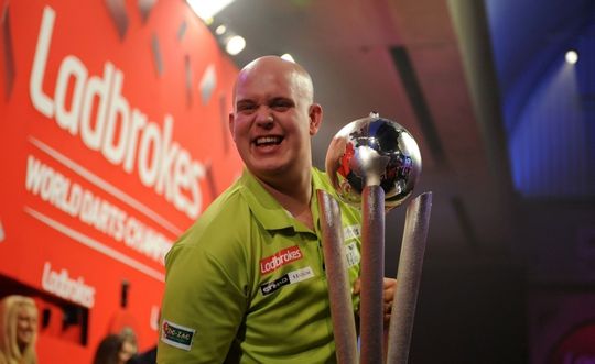 Michael van Gerwen op openingsdag WK in actie