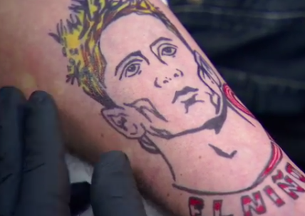Torres-tattoo voor oud-Chelsea speler na verloren weddenschap (video)