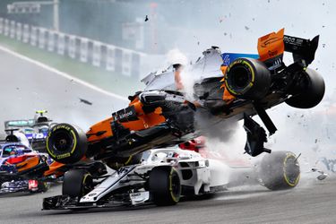 'Halo zorgde ervoor dat kop van Leclerc er niet afvloog in crash met Alonso' (video)