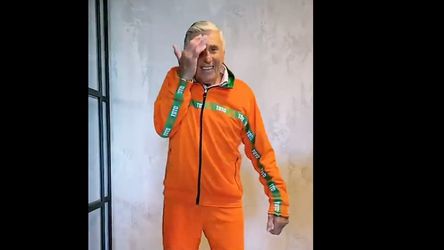 🎥 | Kijk dan! Sjaak Swart doet Wesley Sneijder na en hakt lekker mee