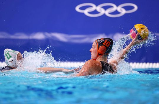 Waterpolosters verpletteren Zuid-Afrika en boeken grootste olympische zege OOIT!