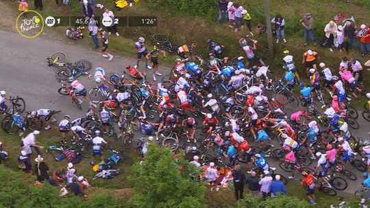 🎥 | Domme toeschouwer zorgt voor gruwelijke Domino Day in de Tour de France