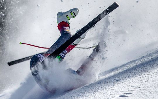 Skiër loopt gruwelijke vleeswond op na crash (video)