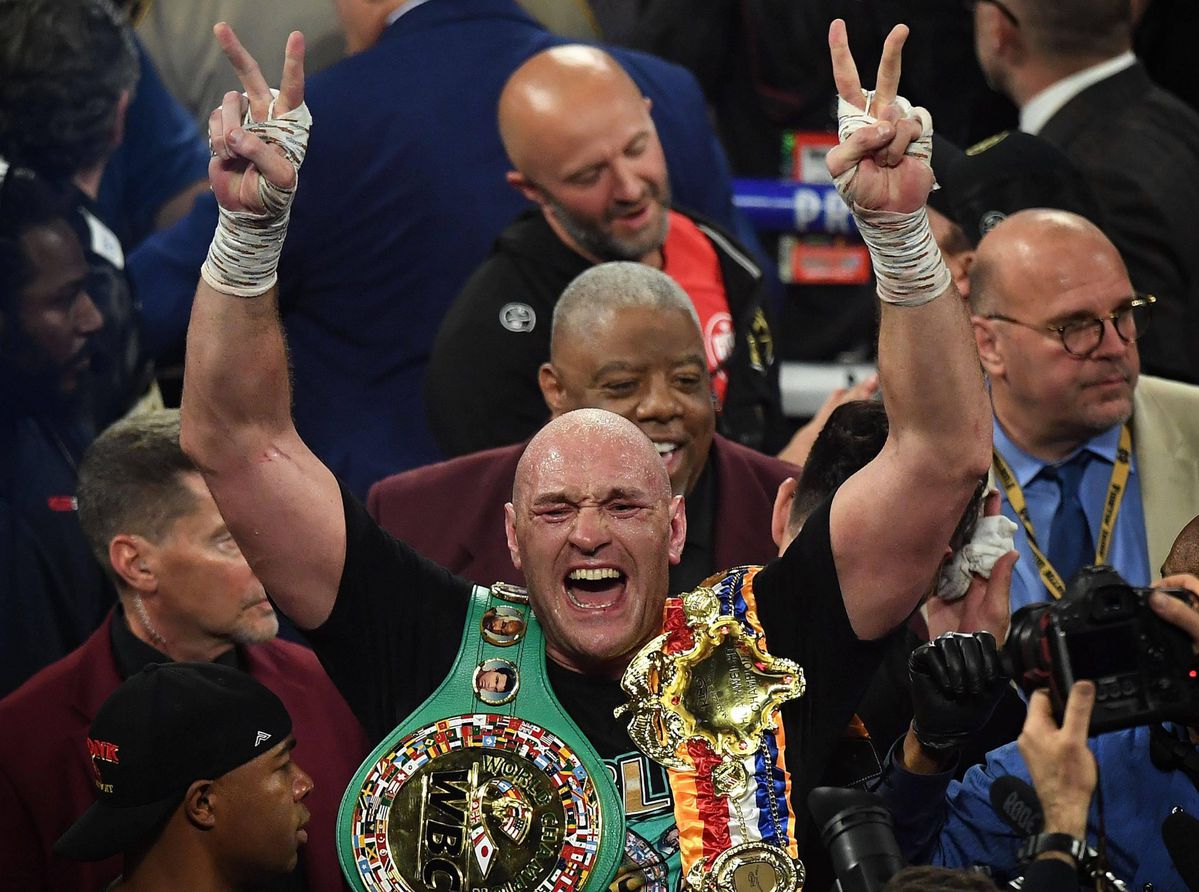 🎥 | Tyson Fury bokst Deontay Wilder het ziekenhuis in