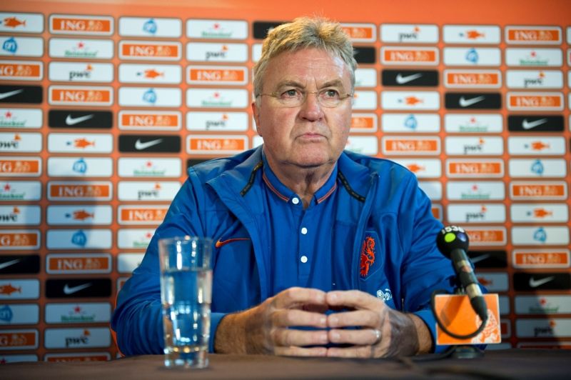 Hiddink stapt op bij verlies tegen Letland