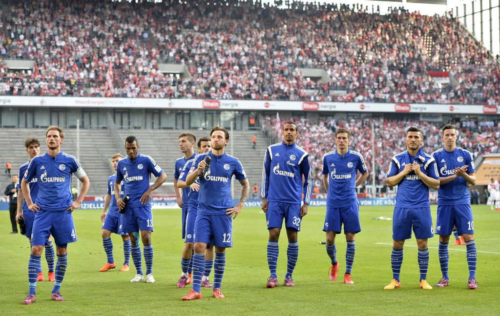 Fans Schalke gaan uit protest helft lang zwijgen