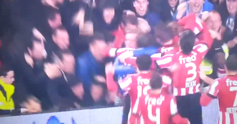 Juichende PSV-fans vallen door brekend hek na 3-2 (video)