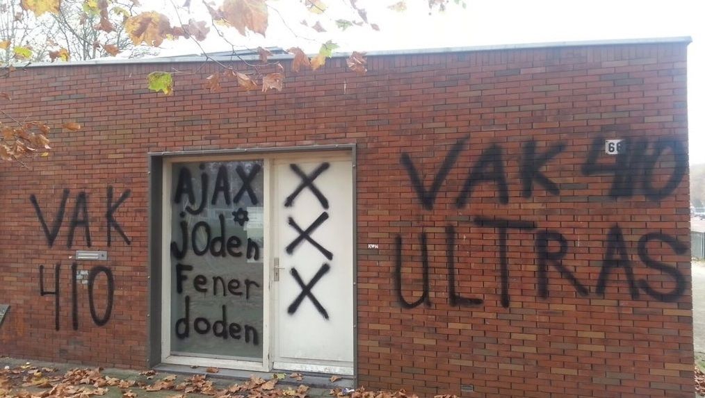Amsterdams clubhuis Fenerbahçe beklad met dreigende teksten