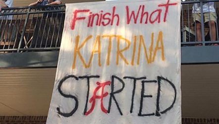 Hard: 'Maak af wat orkaan Katrina is begonnen' op spandoek