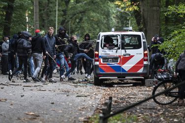 Politie dreigt herkenbare beelden te publiceren van relschoppers NEC - Vitesse