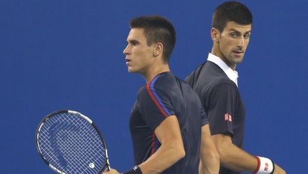 Djokovic met broertje ook succesvol in dubbel